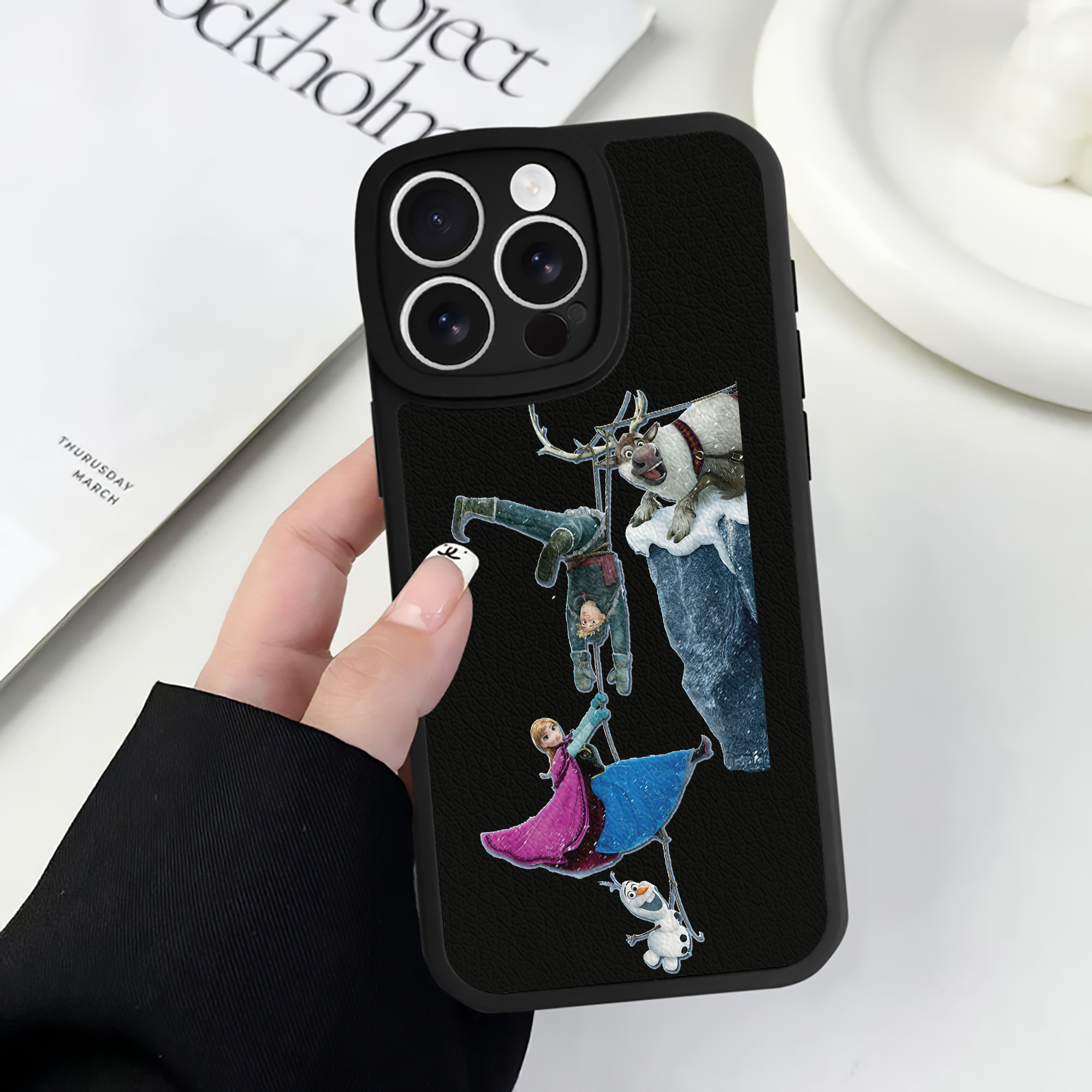 （画像用） アナと雪の女王 アンナ エルサ Frozen Anna Elsa 【iPhone 16シリーズ対応】シリコンスマホケース（レザー調） 材質：シリコン